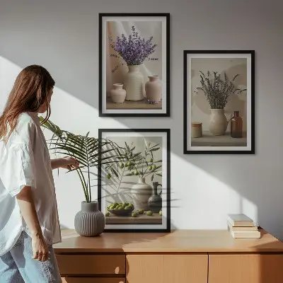 Conjunto de quadros decorativos modernos com vasos de flores de lavanda e azeitonas