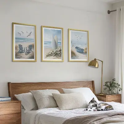 Conjunto de quadros para sala de estar com estampas de pranchas de surfe e pássaros na praia