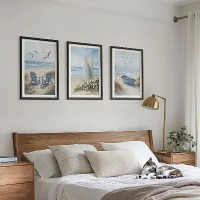 Conjunto de quadros para sala de estar com estampas de pranchas de surfe e pássaros na praia