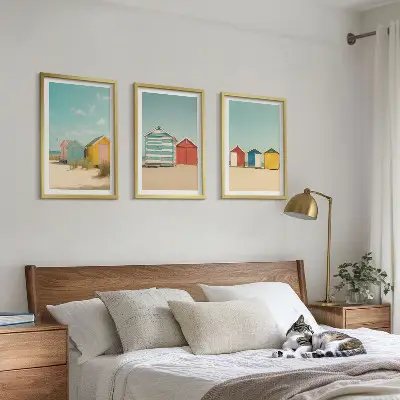 Conjunto de quadros para sala de estar com casas coloridas, praia e sol