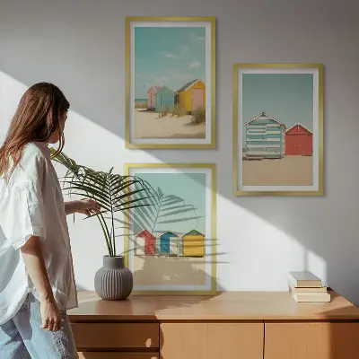 Conjunto de quadros para sala de estar com casas coloridas, praia e sol