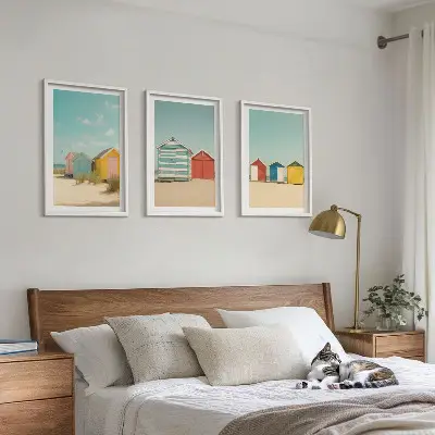 Conjunto de quadros para sala de estar com casas coloridas, praia e sol