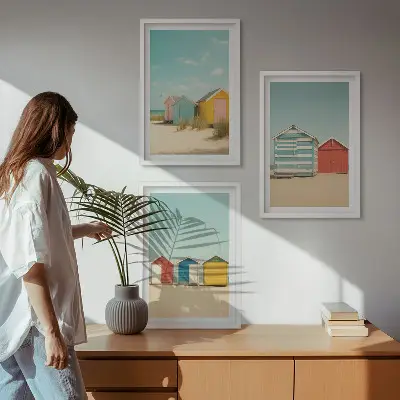 Conjunto de quadros para sala de estar com casas coloridas, praia e sol