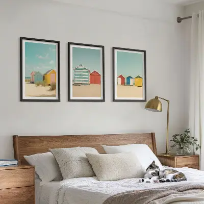 Conjunto de quadros para sala de estar com casas coloridas, praia e sol