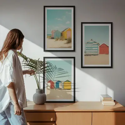 Conjunto de quadros para sala de estar com casas coloridas, praia e sol