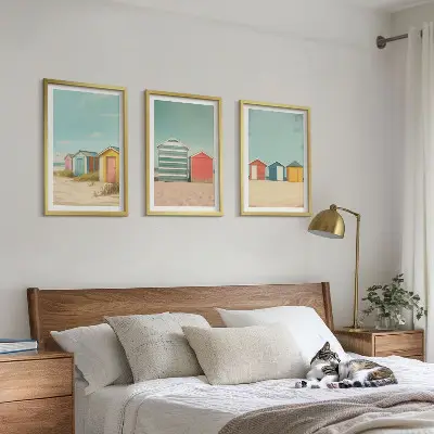 Composição de quadros moderna com casas coloridas na praia com sol