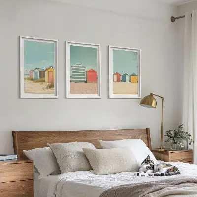 Composição de quadros moderna com casas coloridas na praia com sol