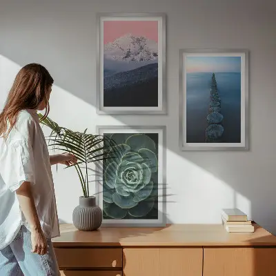Composição moderna de quadros paisagem de montanhas com céu rosa e suculentas na água