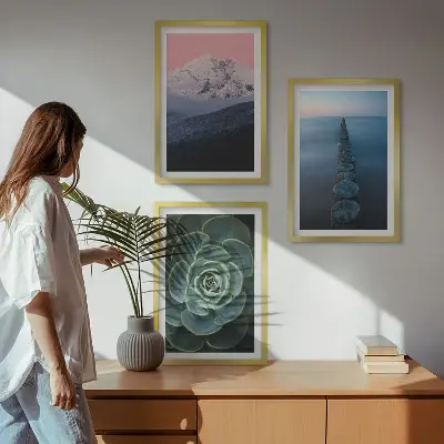 Composição moderna de quadros paisagem de montanhas com céu rosa e suculentas na água