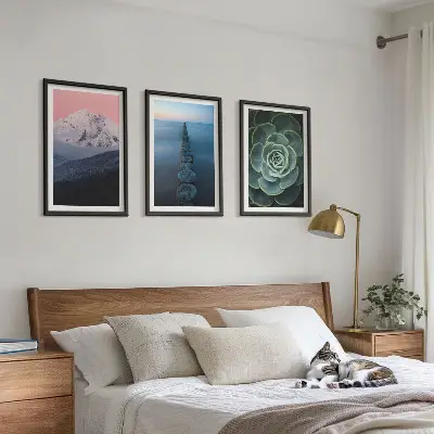 Composição moderna de quadros paisagem de montanhas com céu rosa e suculentas na água