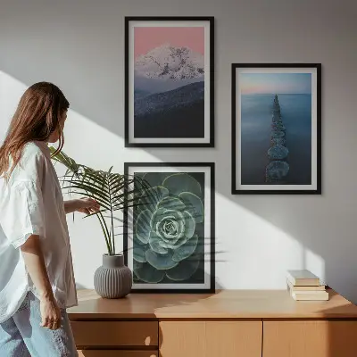 Composição moderna de quadros paisagem de montanhas com céu rosa e suculentas na água