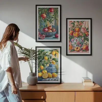 Conjunto de 3 quadros com moldura com a composição dos frutos da romã