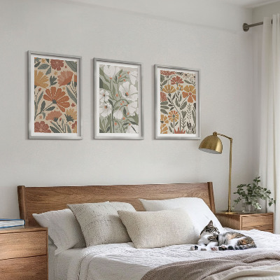 Composição de quadros moderna Estampas florais em tons de laranja e verde.