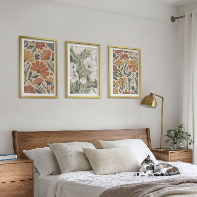 Composição de quadros moderna Estampas florais em tons de laranja e verde.