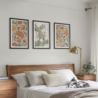 Composição de quadros moderna Estampas florais em tons de laranja e verde.