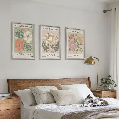Composição de quadros moderna com cartazes florais de Copenhague, Londres e Paris