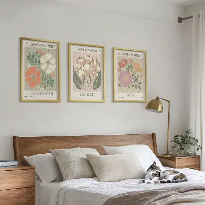 Composição de quadros moderna com cartazes florais de Copenhague, Londres e Paris