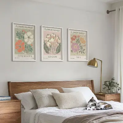 Composição de quadros moderna com cartazes florais de Copenhague, Londres e Paris