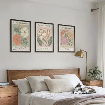 Composição de quadros moderna com cartazes florais de Copenhague, Londres e Paris