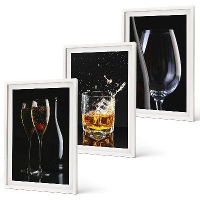 Conjunto de 3 quadros com moldura Taças de vinho e uísque sobre um fundo preto