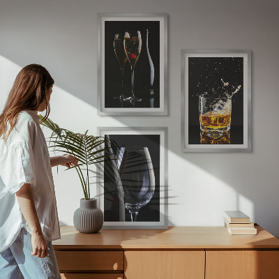 Conjunto de 3 quadros com moldura Taças de vinho e uísque sobre um fundo preto
