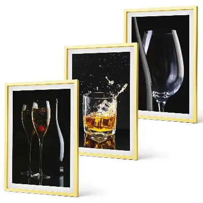 Conjunto de 3 quadros com moldura estampa de taças de vinho e uísque sobre fundo preto