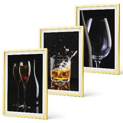 Conjunto de 3 quadros com moldura Taças de vinho e uísque sobre um fundo preto