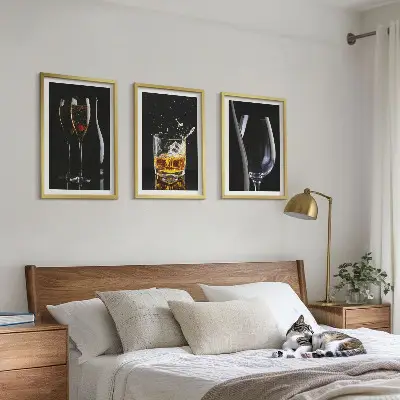 Conjunto de 3 quadros com moldura estampa de taças de vinho e uísque sobre fundo preto