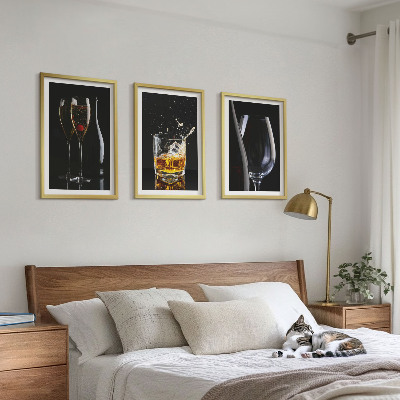 Conjunto de 3 quadros com moldura Taças de vinho e uísque sobre um fundo preto