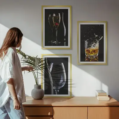 Conjunto de 3 quadros com moldura estampa de taças de vinho e uísque sobre fundo preto