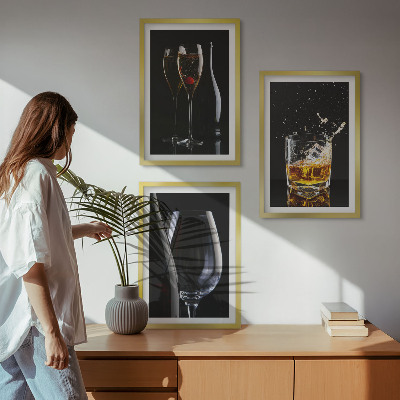 Conjunto de 3 quadros com moldura Taças de vinho e uísque sobre um fundo preto