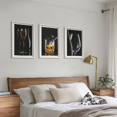 Conjunto de 3 quadros com moldura Taças de vinho e uísque sobre um fundo preto