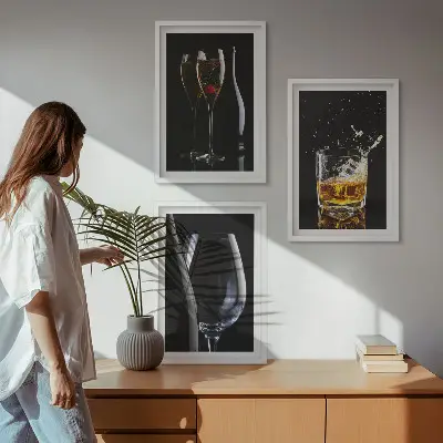 Conjunto de 3 quadros com moldura estampa de taças de vinho e uísque sobre fundo preto