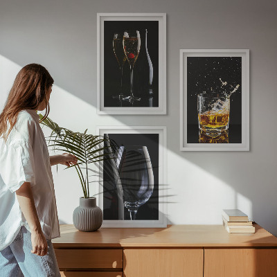 Conjunto de 3 quadros com moldura Taças de vinho e uísque sobre um fundo preto