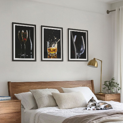 Conjunto de 3 quadros com moldura Taças de vinho e uísque sobre um fundo preto