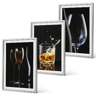 Conjunto de 3 quadros com moldura Taças de vinho e uísque sobre um fundo preto