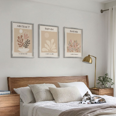 Conjunto de 3 quadros com moldura Motivos vegetais em tons de bege e marrom.