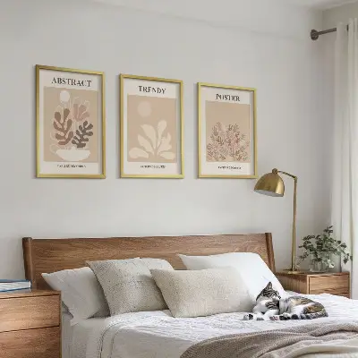 Conjunto de 3 quadros com moldura com motivos vegetais em tons de bege e marrom