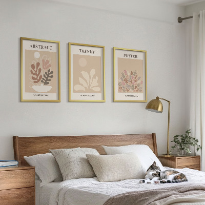 Conjunto de 3 quadros com moldura Motivos vegetais em tons de bege e marrom.