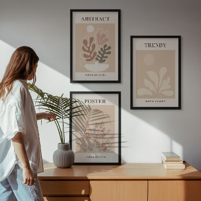 Conjunto de 3 quadros com moldura Motivos vegetais em tons de bege e marrom.