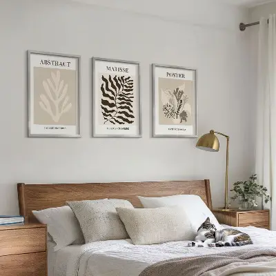 Conjunto de quadros para sala de estar com padrões de plantas em tons de bege e marrom