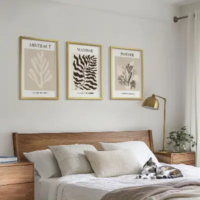 Conjunto de quadros para sala de estar com padrões de plantas em tons de bege e marrom