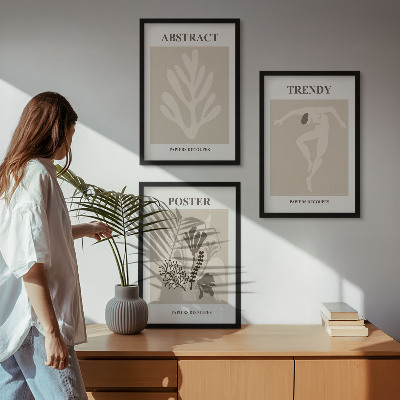 Conjunto de 3 quadros com moldura Estampas florais em tons de bege e marrom.