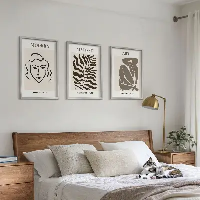 Conjunto de quadros para sala de estar com estampas de gráficos, linhas e personagens estilosos