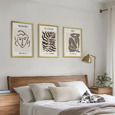 Conjunto de quadros para sala de estar com estampas de gráficos, linhas e personagens estilosos