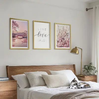 Conjunto de quadros para sala de estar com motivo de ponte florido