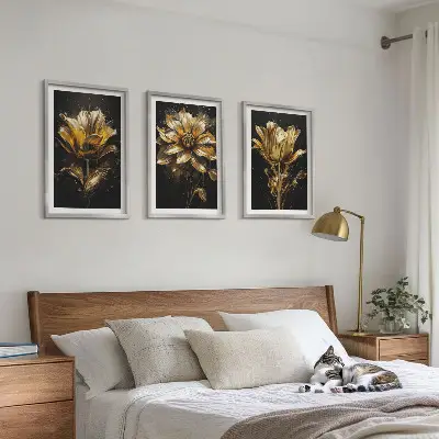 Conjunto de 3 quadros com moldura flores amarelas sobre fundo escuro