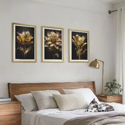 Conjunto de 3 quadros com moldura flores amarelas sobre fundo escuro