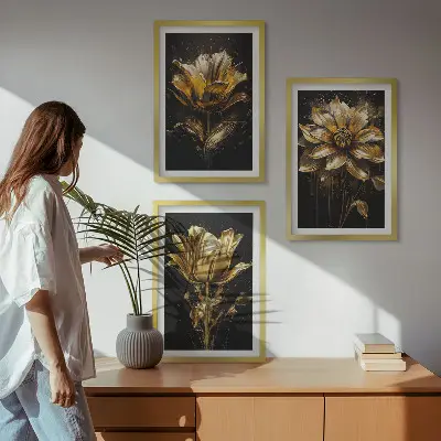 Conjunto de 3 quadros com moldura flores amarelas sobre fundo escuro
