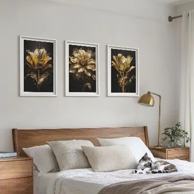 Conjunto de 3 quadros com moldura flores amarelas sobre fundo escuro